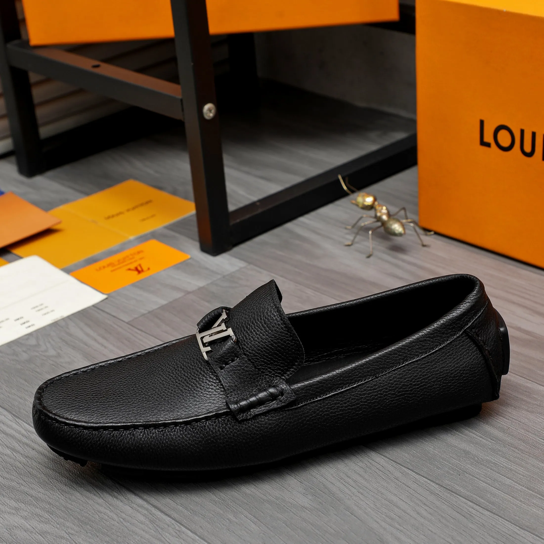 Men's shoes💰400 Product trademark: LV "Louis Vuitton" casual slip-on shoes Regular size: 38-45 (45 is custom-made and non-returnable) Product materials: Selected pebbled cowhide upper, pigskin lining, rubber outsole